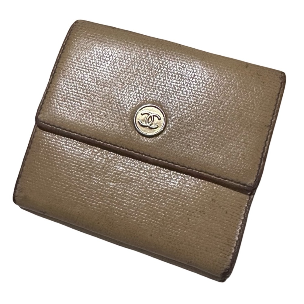 Chanel Coco Button (or Coco Bouton) trifold compact wallet neutral/beige leather - Picture 10 of 11